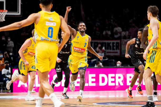 莱万展现出 莱万展现出